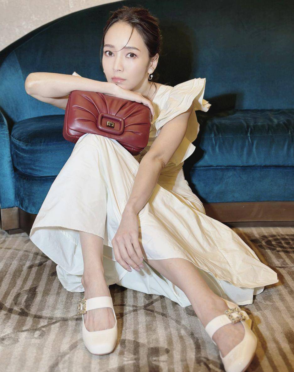 枕头包秋冬还在流行！侯佩岑入手RV方扣、BALENCIAGA粗炼条Monaco超帅气 时尚穿搭 图4张