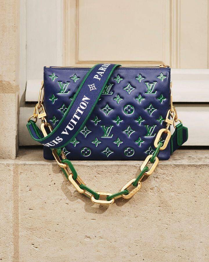 LV相机包连泰勒丝也在背　FENDI C'mon、Loewe折纸包秋冬必须入手 时尚穿搭 图3张