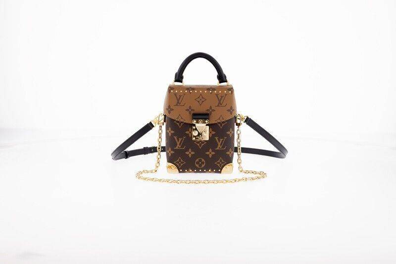 LV相机包连泰勒丝也在背　FENDI C'mon、Loewe折纸包秋冬必须入手 时尚穿搭 图2张