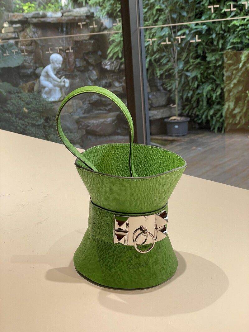 LV相机包连泰勒丝也在背　FENDI C'mon、Loewe折纸包秋冬必须入手 时尚穿搭 图5张