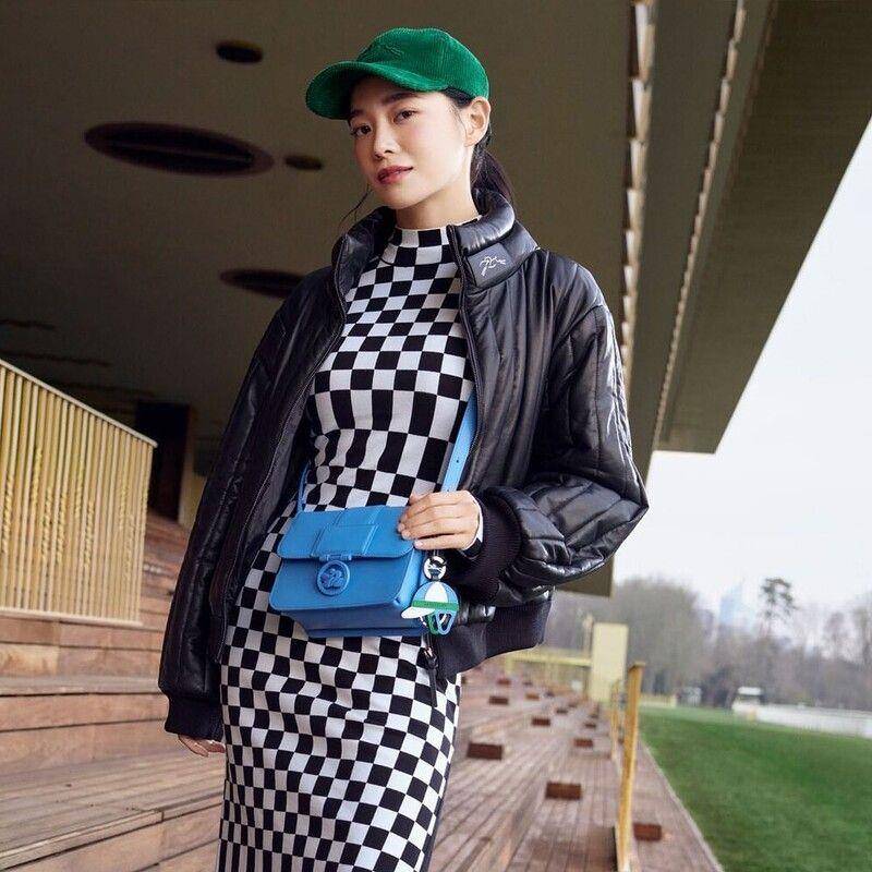 LV相机包连泰勒丝也在背　FENDI C'mon、Loewe折纸包秋冬必须入手 时尚穿搭 图8张