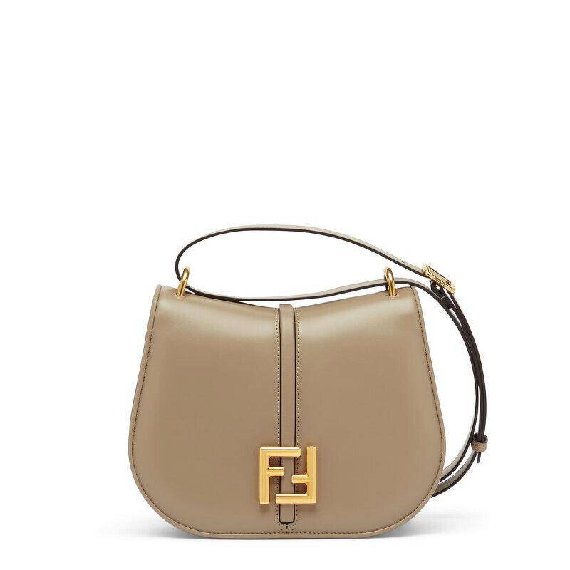 LV相机包连泰勒丝也在背　FENDI C'mon、Loewe折纸包秋冬必须入手 时尚穿搭 图10张