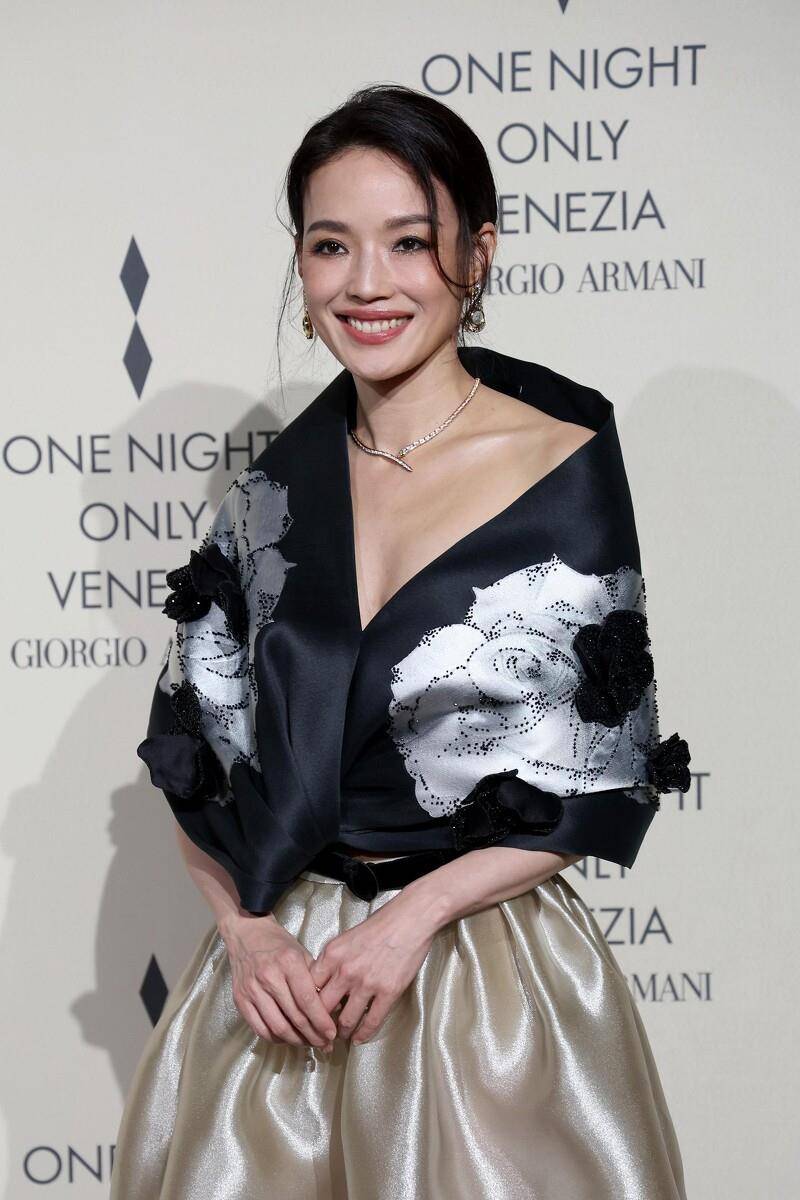 威尼斯影展梁朝伟、舒淇都戴宝格丽　法国前第一夫人“中空装”秀美腿 奢侈品牌 图7张