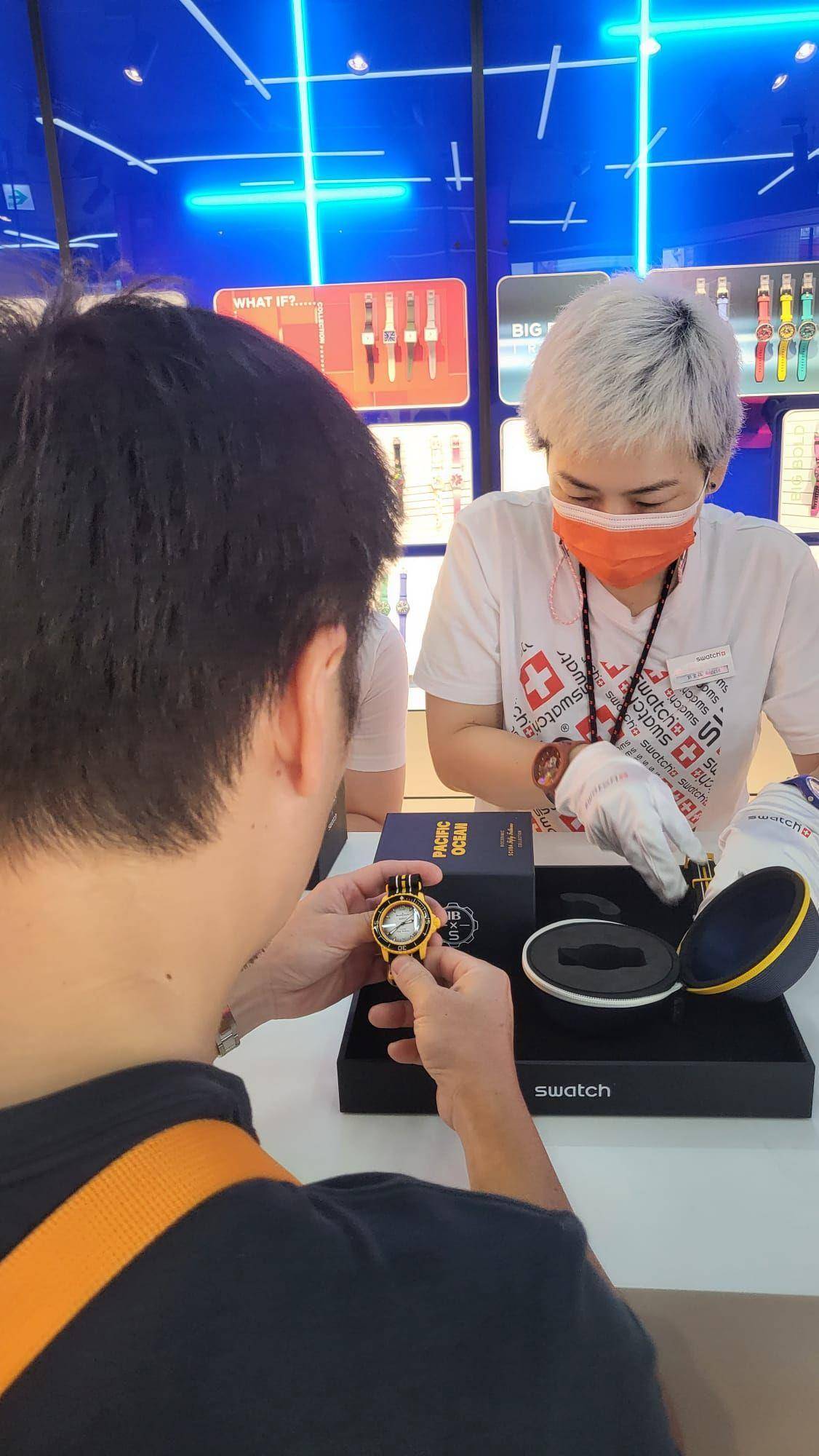 排44小时疯抢Swatch联名潜水表　最夯的竟不是“无辐射”款 奢侈品牌 图4张