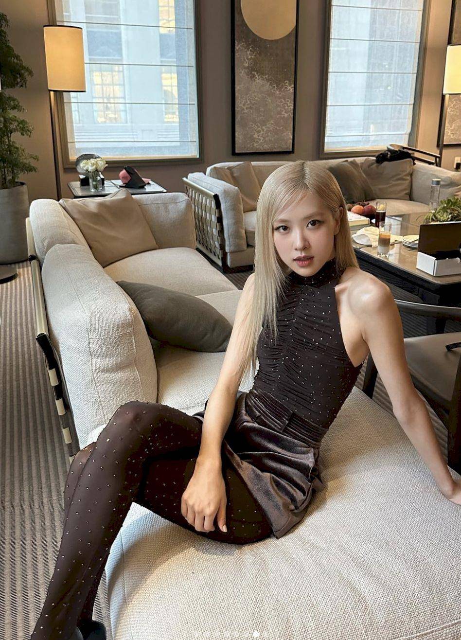 Rosé长腿在纽约抢尽锋头！连体衣超性感、Jil Sander小黑裙轻松混搭精品 名人名流 图3张