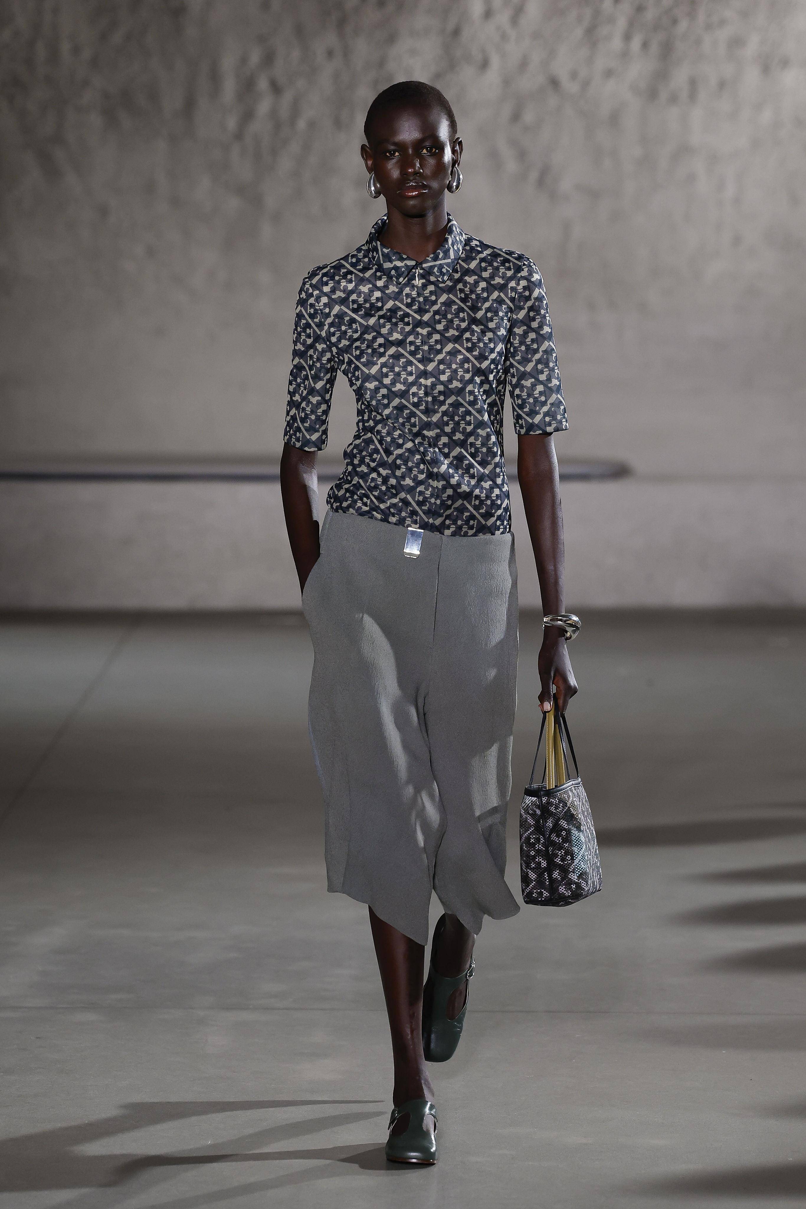 纽约时装周／秦岚帅气助阵Tory Burch！刘雯网状裙压轴、夯包Fleming大改动 时尚穿搭 图3张