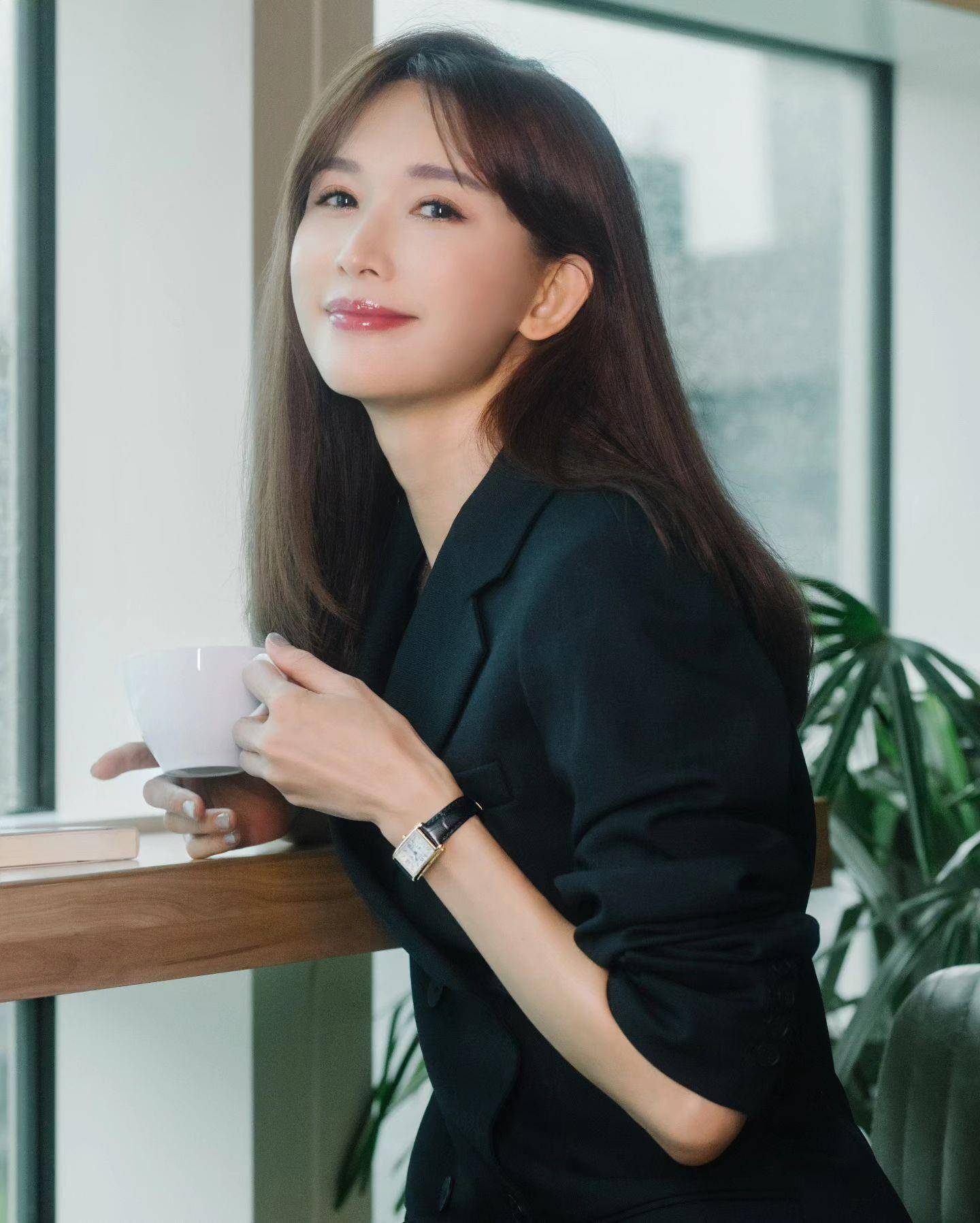 林志玲托腮秀表成功减龄　网赞“像少女般美丽” 奢侈品牌 图3张