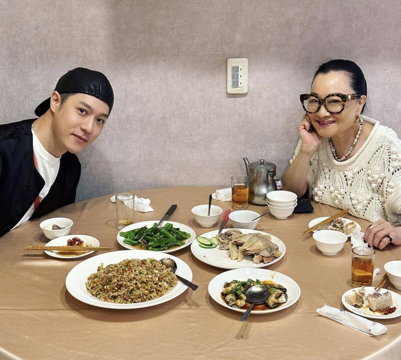 Ella“辣秀蛮腰马甲线”配新包！周汤豪自曝轻断食中　求问瘦身秘诀 名人名流 图4张