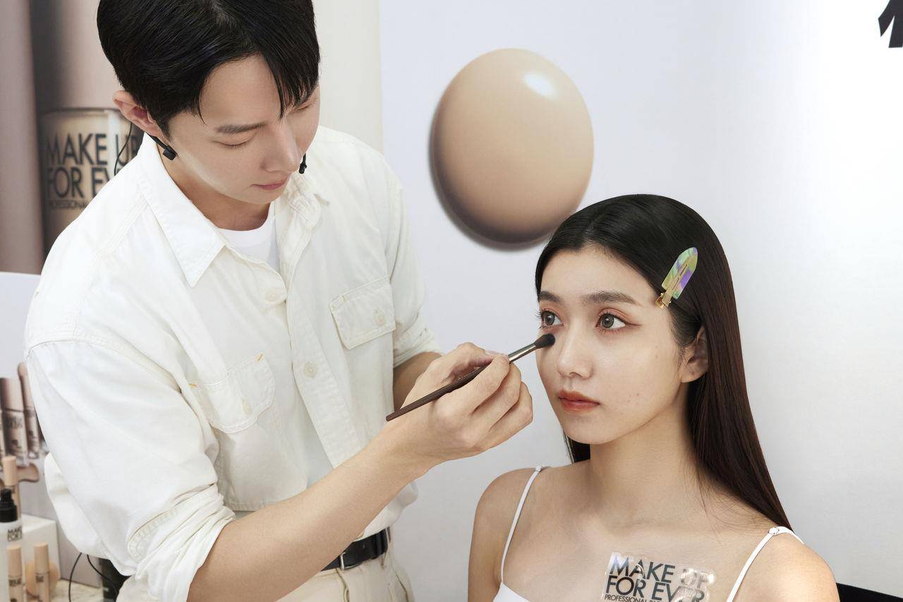 韩妞底妆新趋势：不画卧蚕等于没眼妆！先遮瑕再底妆更轻薄 最新资讯 图3张