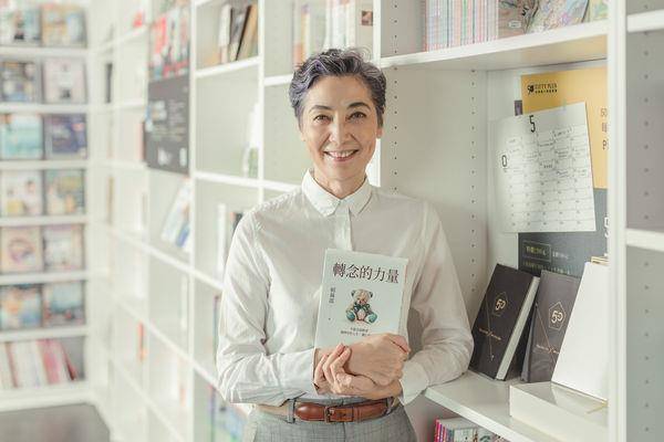 赖佩霞超斜杠！曾出书畅销10万本横扫排行榜　获十大影响力好书 名人名流 图2张