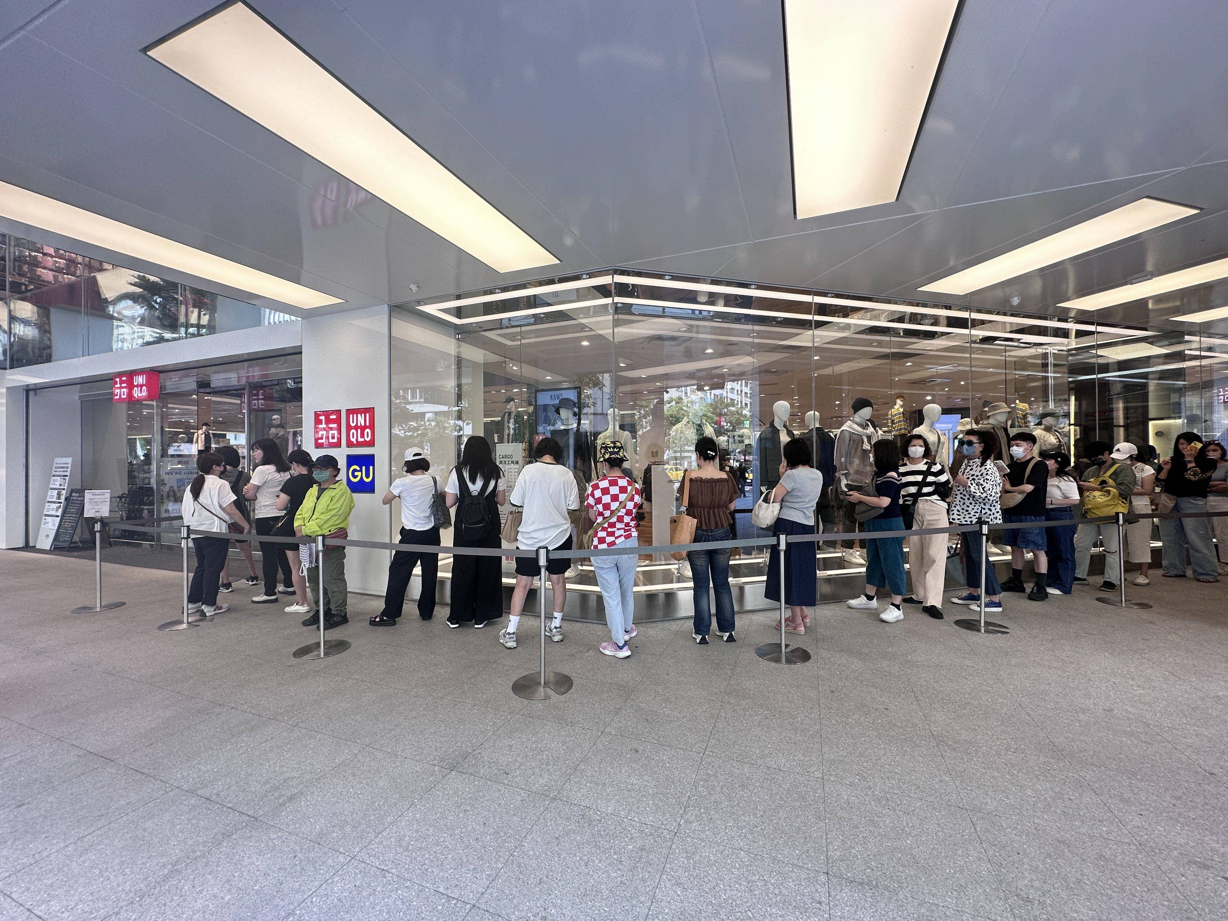 UNIQLO：C联名系列今开卖！时尚迷排队抢买　超烧精品级风衣秒完售 时尚穿搭 图2张