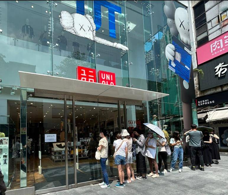UNIQLO：C联名系列今开卖！时尚迷排队抢买　超烧精品级风衣秒完售 时尚穿搭 图3张