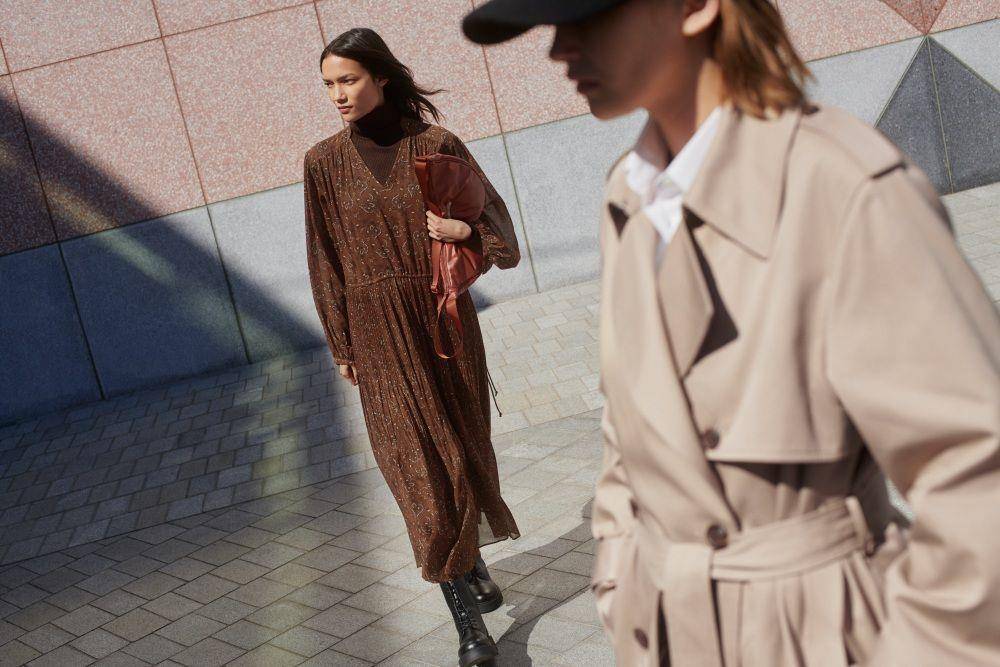 UNIQLO：C联名系列今开卖！时尚迷排队抢买　超烧精品级风衣秒完售 时尚穿搭 图6张