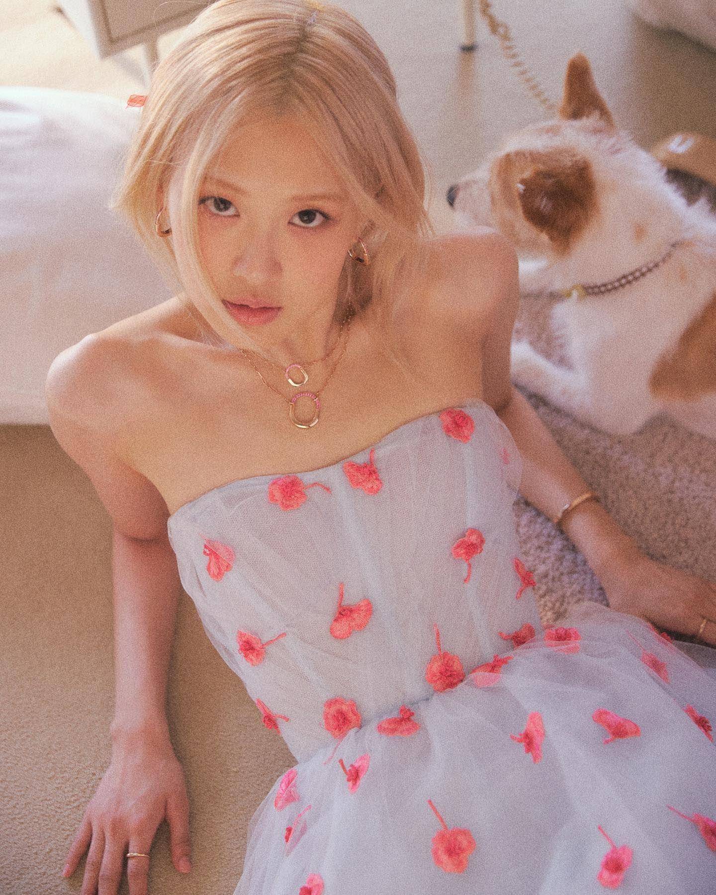 ROSÉ爱犬抢风头　眯眼萌样赢过仙气主人 名人名流 图1张