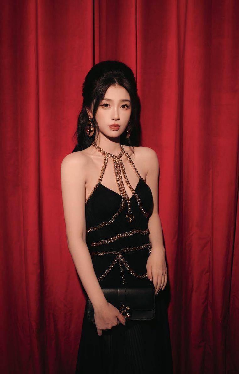米兰时装周／Tiffany美背助阵！Moschino创意总监“空缺”浮夸标语反讽流行 时尚穿搭 图1张