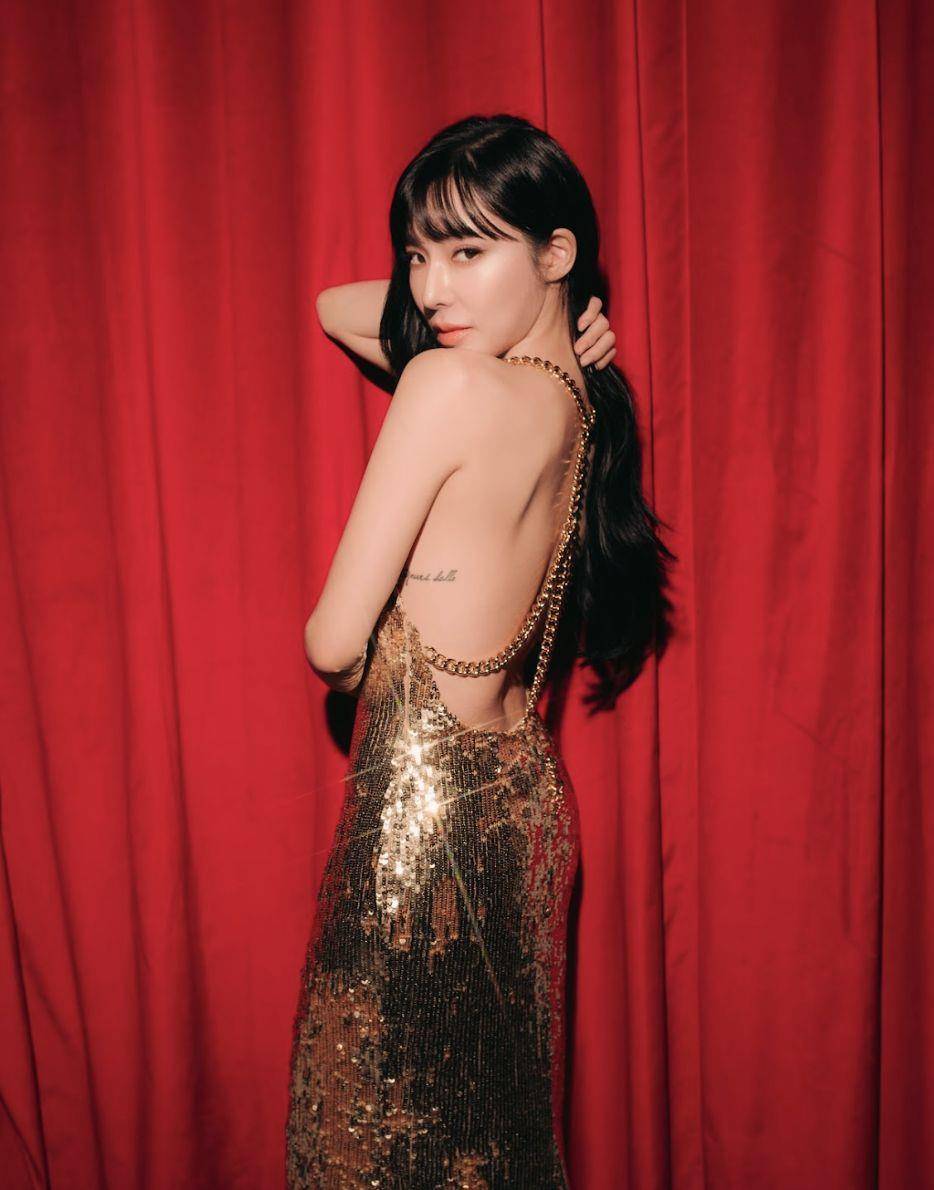 米兰时装周／Tiffany美背助阵！Moschino创意总监“空缺”浮夸标语反讽流行 时尚穿搭 图2张