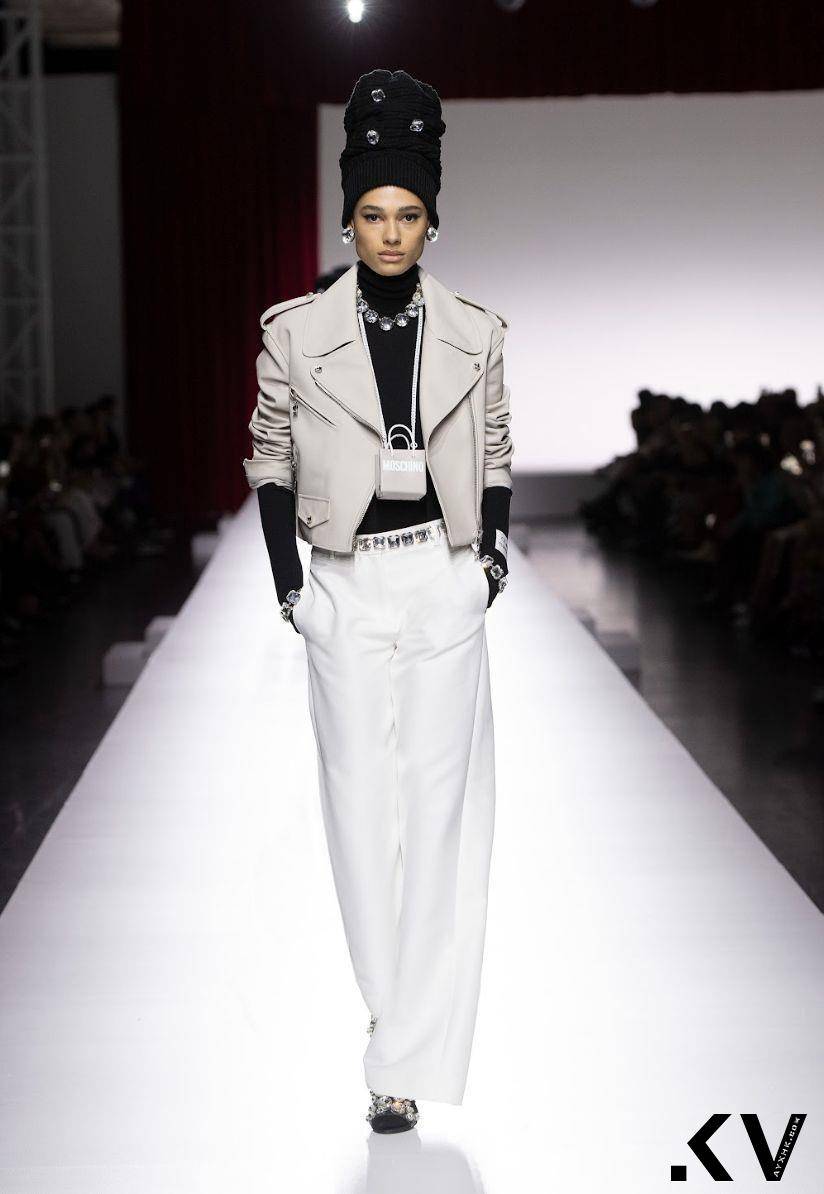 米兰时装周／Tiffany美背助阵！Moschino创意总监“空缺”浮夸标语反讽流行 时尚穿搭 图3张