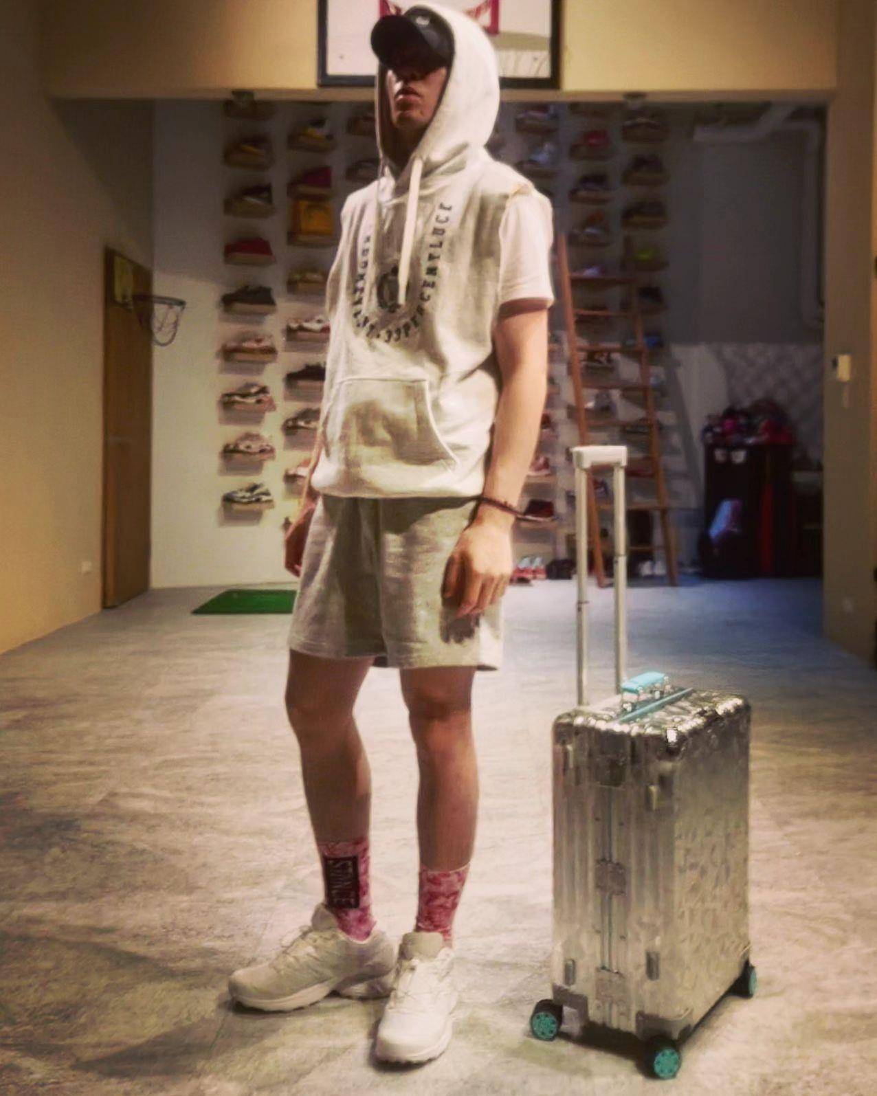 萧敬腾抢到近12万RIMOWA X Tiffany登机箱　曝整墙惊人潮鞋收藏 时尚穿搭 图1张