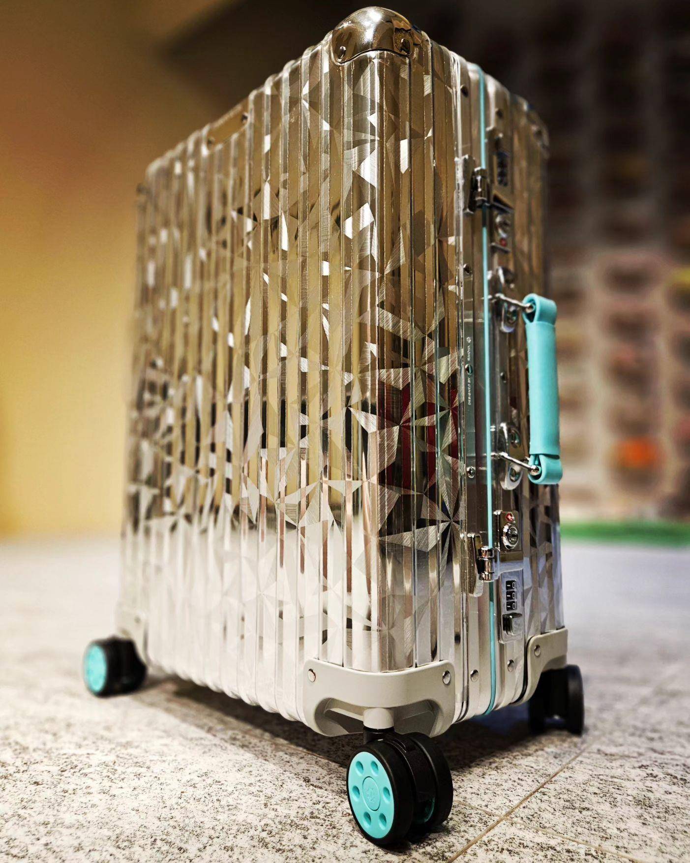 萧敬腾抢到近12万RIMOWA X Tiffany登机箱　曝整墙惊人潮鞋收藏 时尚穿搭 图3张