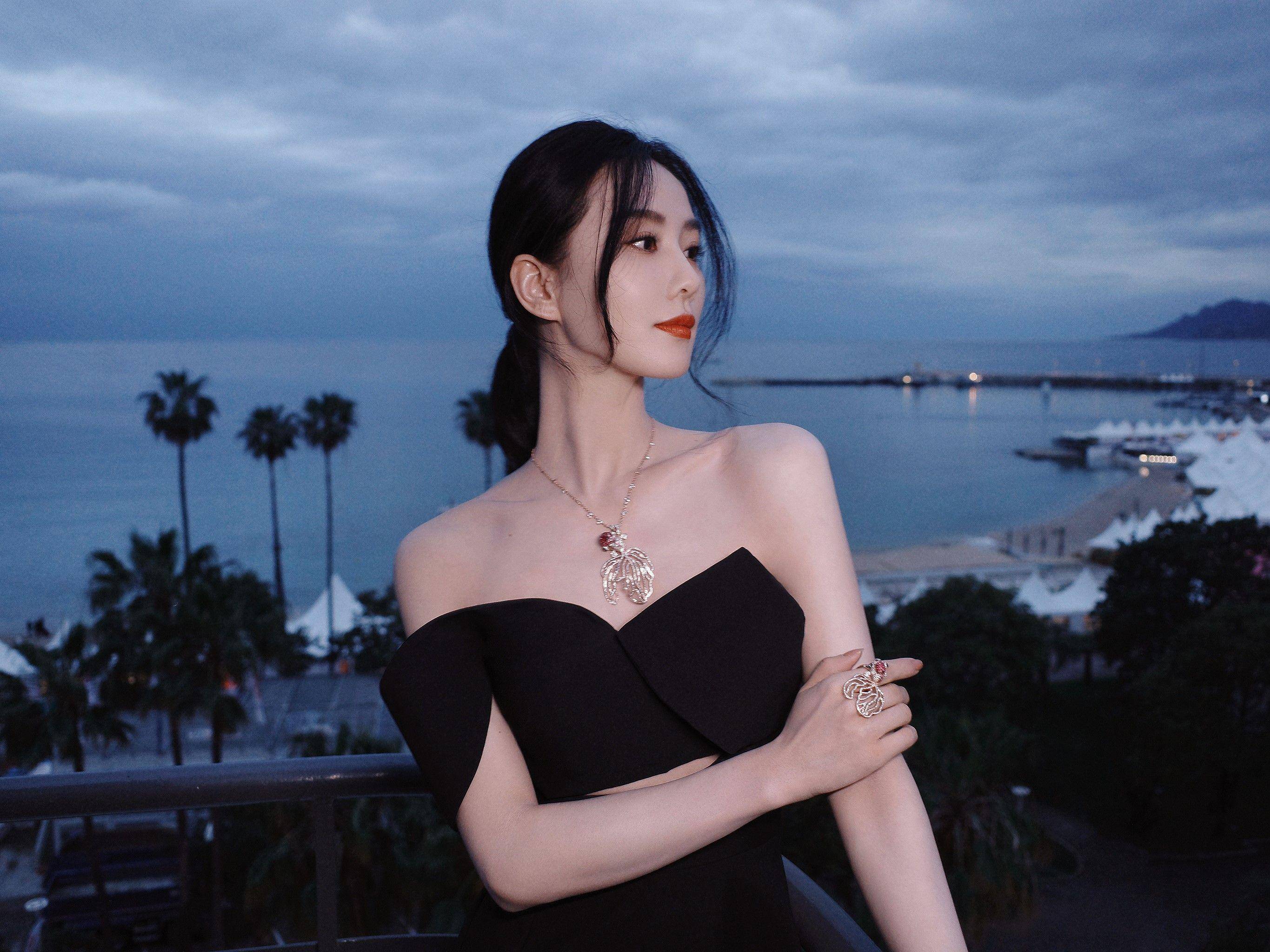 刘诗诗露香肩配金鱼珠宝好俏皮　爱牌活泼设计在台曝光 奢侈品牌 图1张