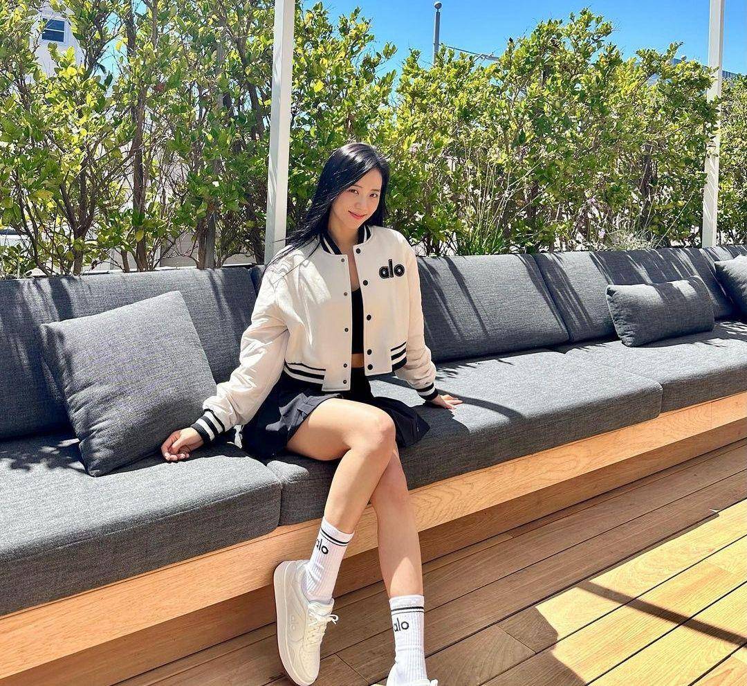 大秀直播／Jisoo背未上市的DIOR包搭机好神气！9／26晚上准备看秀 时尚穿搭 图3张