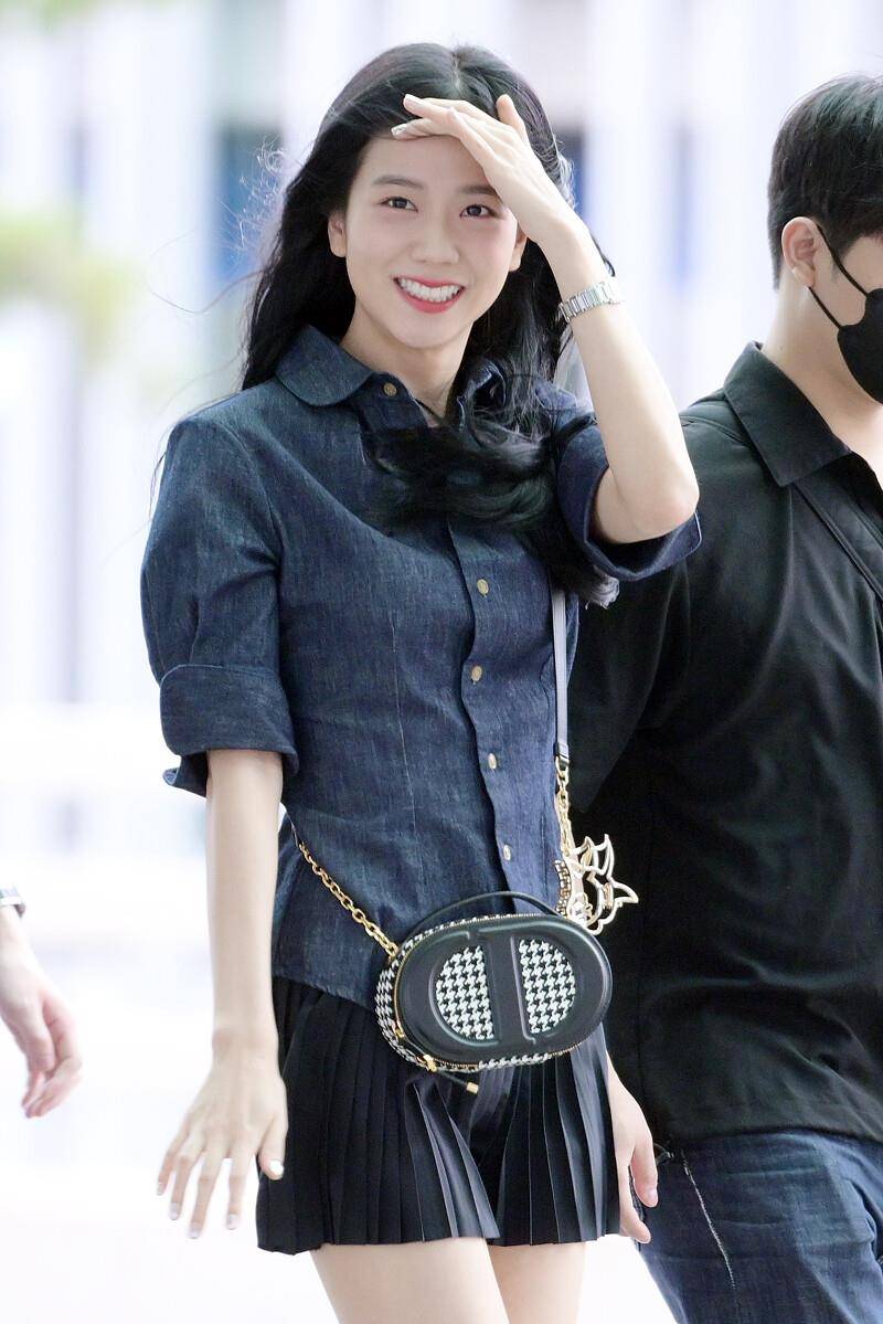 Jisoo机场背“DIOR相机包”可爱必收　秋冬大包舒淇同款编织烧翻网友 奢侈品牌 图14张