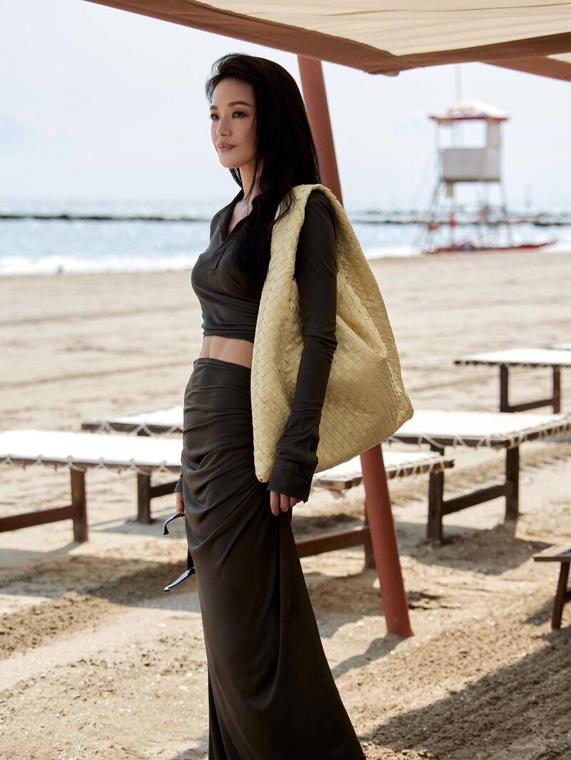 Jisoo机场背“DIOR相机包”可爱必收　秋冬大包舒淇同款编织烧翻网友 奢侈品牌 图17张
