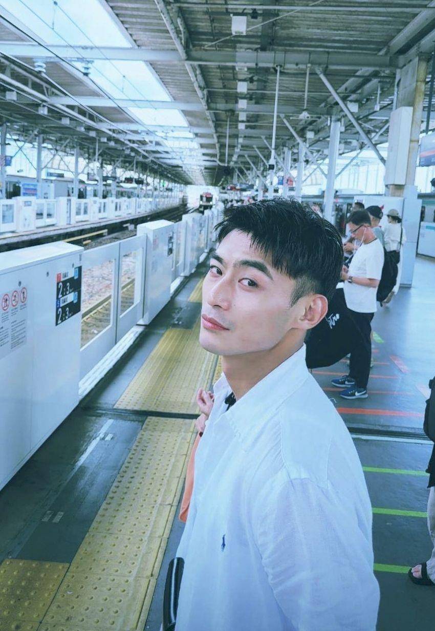 杨勇纬亚运夺金“私服美式风”男友力破表　李智凯靠adidas纯白运动装助攻 名人名流 图1张