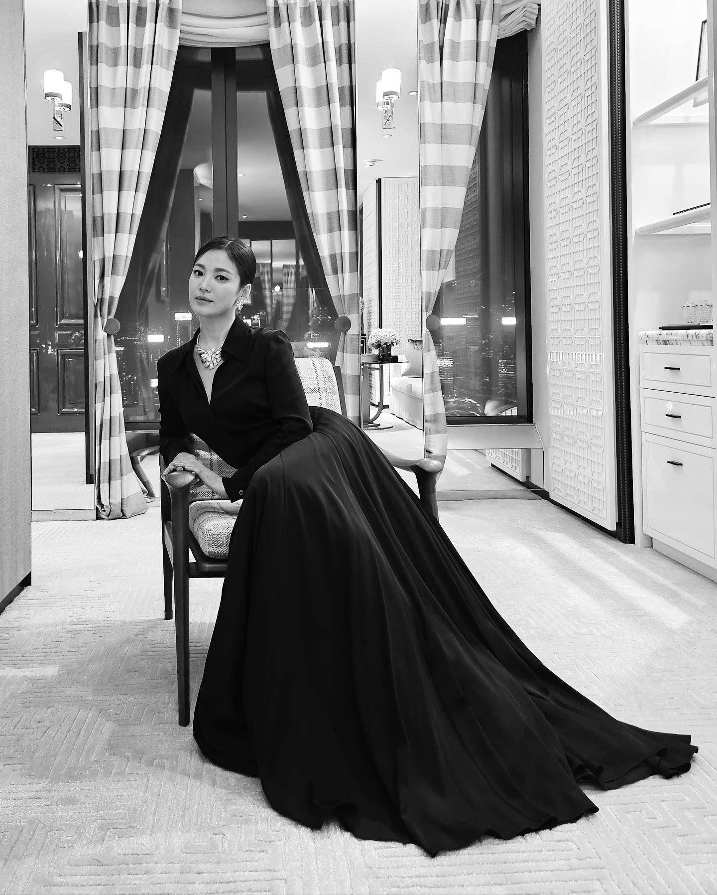宋慧乔一个斜倚pose美晕粉丝　极简黑装藏不住女神气势 时尚穿搭 图1张