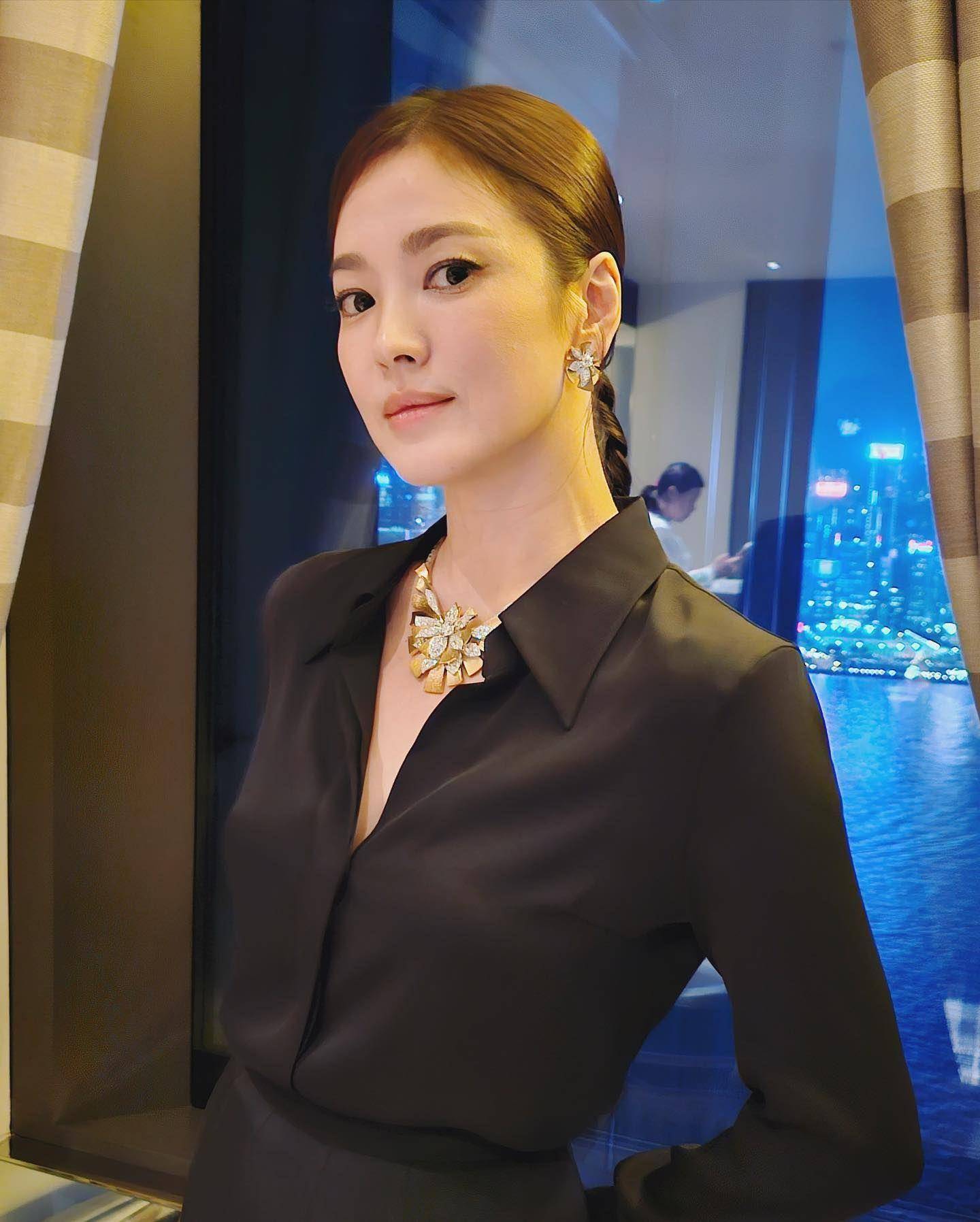 宋慧乔一个斜倚pose美晕粉丝　极简黑装藏不住女神气势 时尚穿搭 图3张