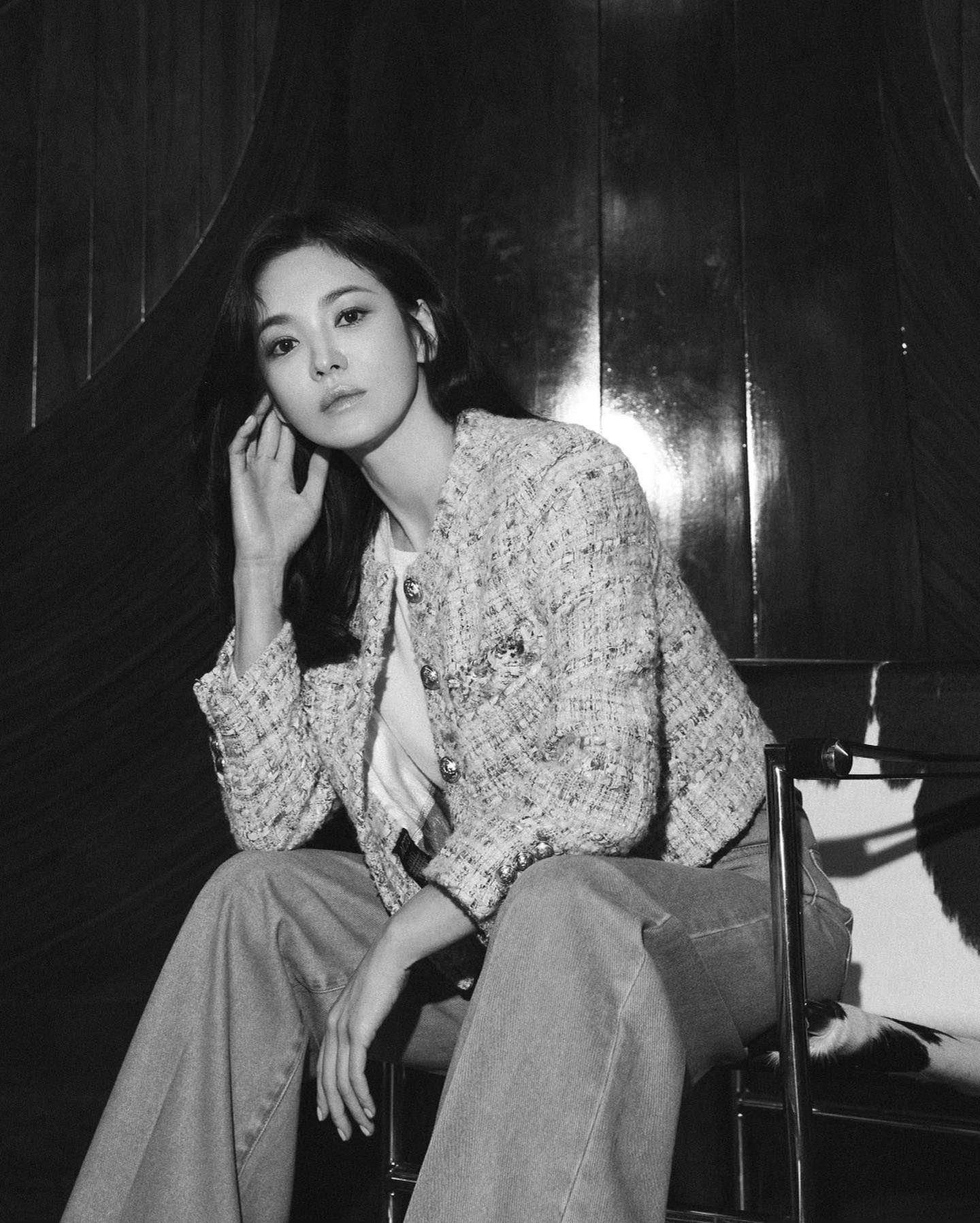 宋慧乔一个斜倚pose美晕粉丝　极简黑装藏不住女神气势 时尚穿搭 图5张