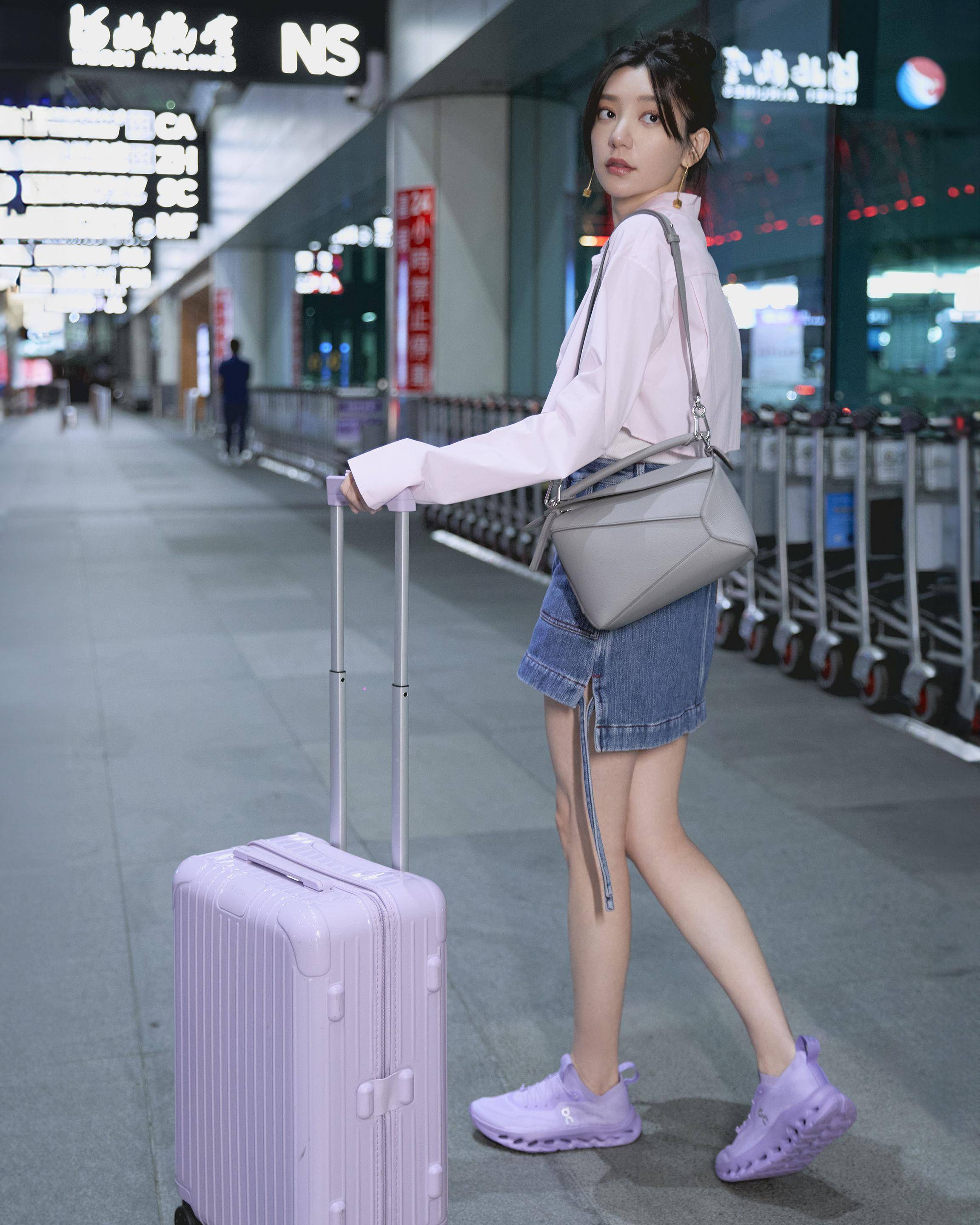 郭雪芙踩夯鞋当浅紫控飞巴黎　杨幂看秀前夺LOEWE品牌大使露腿没露脸 名人名流 图1张