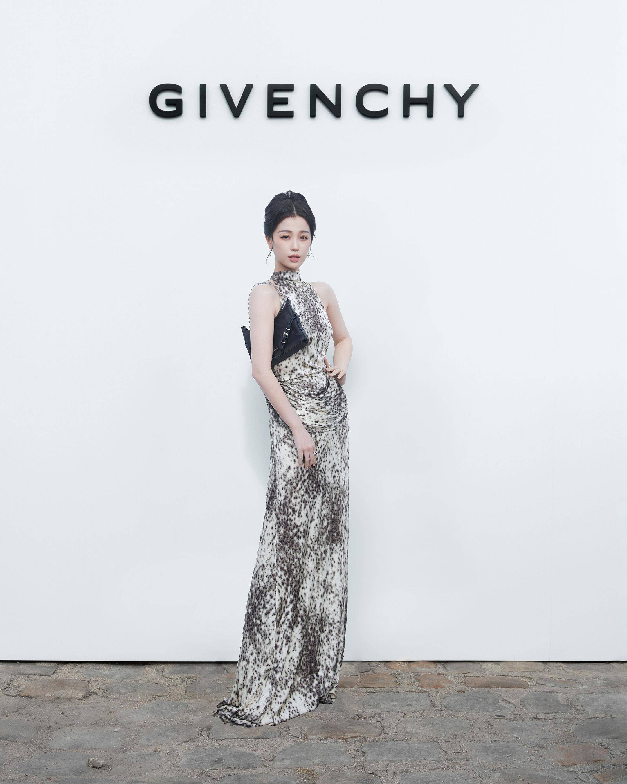 巴黎时装周／张柏芝披皮草气场全开！Givenchy种下优雅花卉　爆款鲨鱼靴露趾了 时尚穿搭 图2张