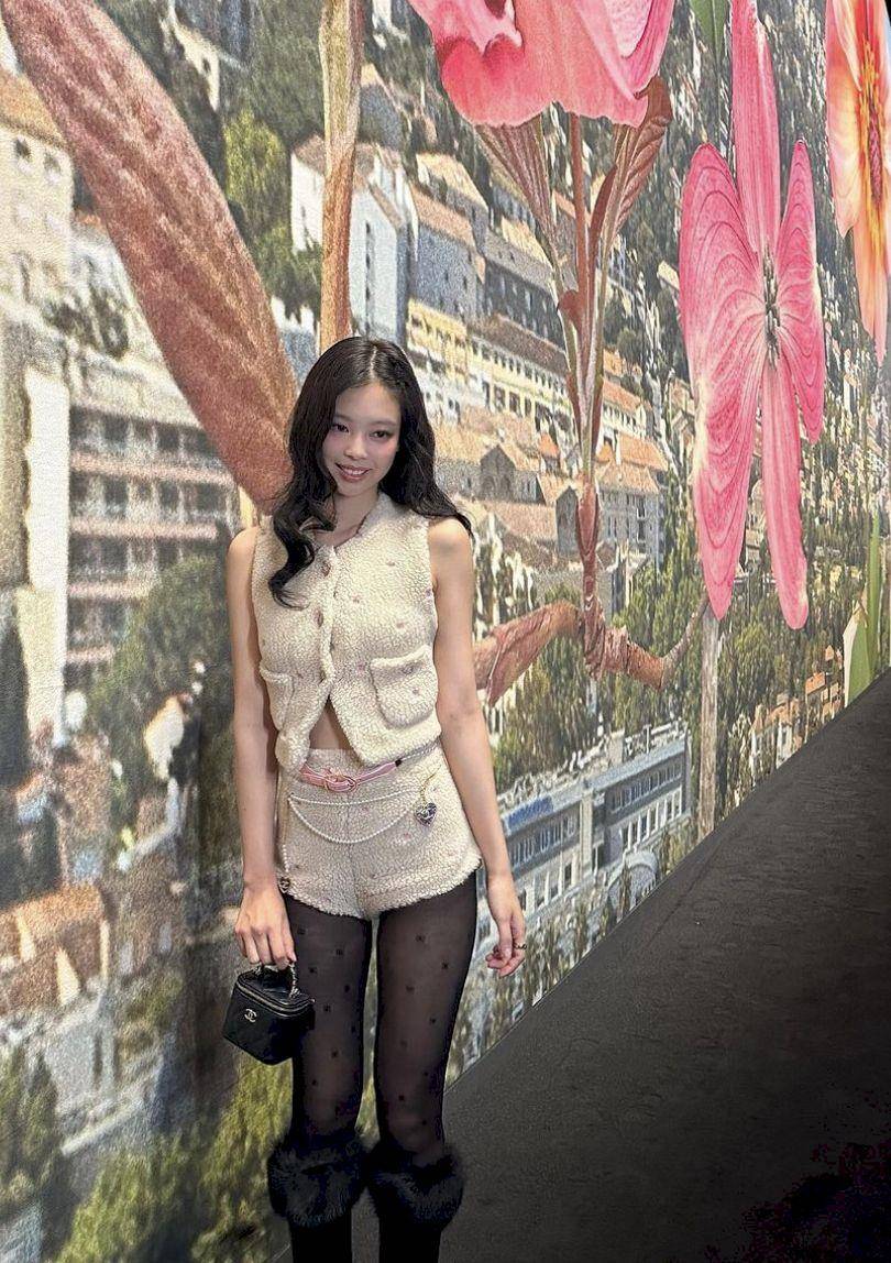 巴黎时装周／Jennie穿毛绒装看秀！CHANEL花园种出多彩斜纹软呢、爆款相机包 名人名流 图1张