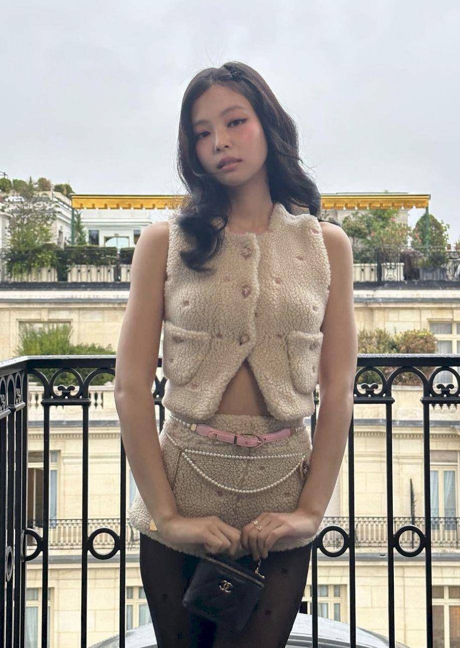 巴黎时装周／Jennie穿毛绒装看秀！CHANEL花园种出多彩斜纹软呢、爆款相机包 名人名流 图2张