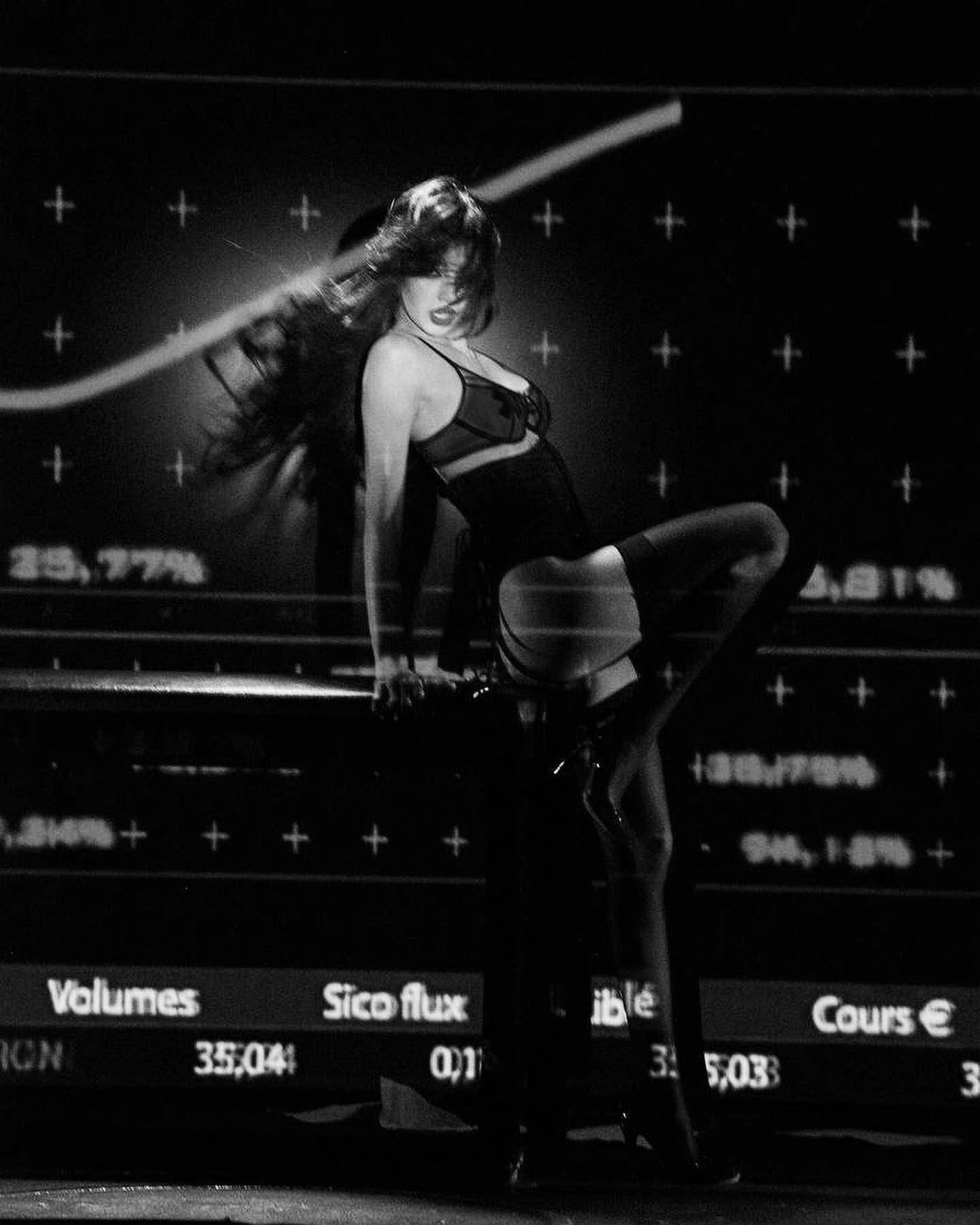 Lisa自揭疯马秀露臀火辣照　X字遮点透视内衣粉丝买得到 时尚穿搭 图2张