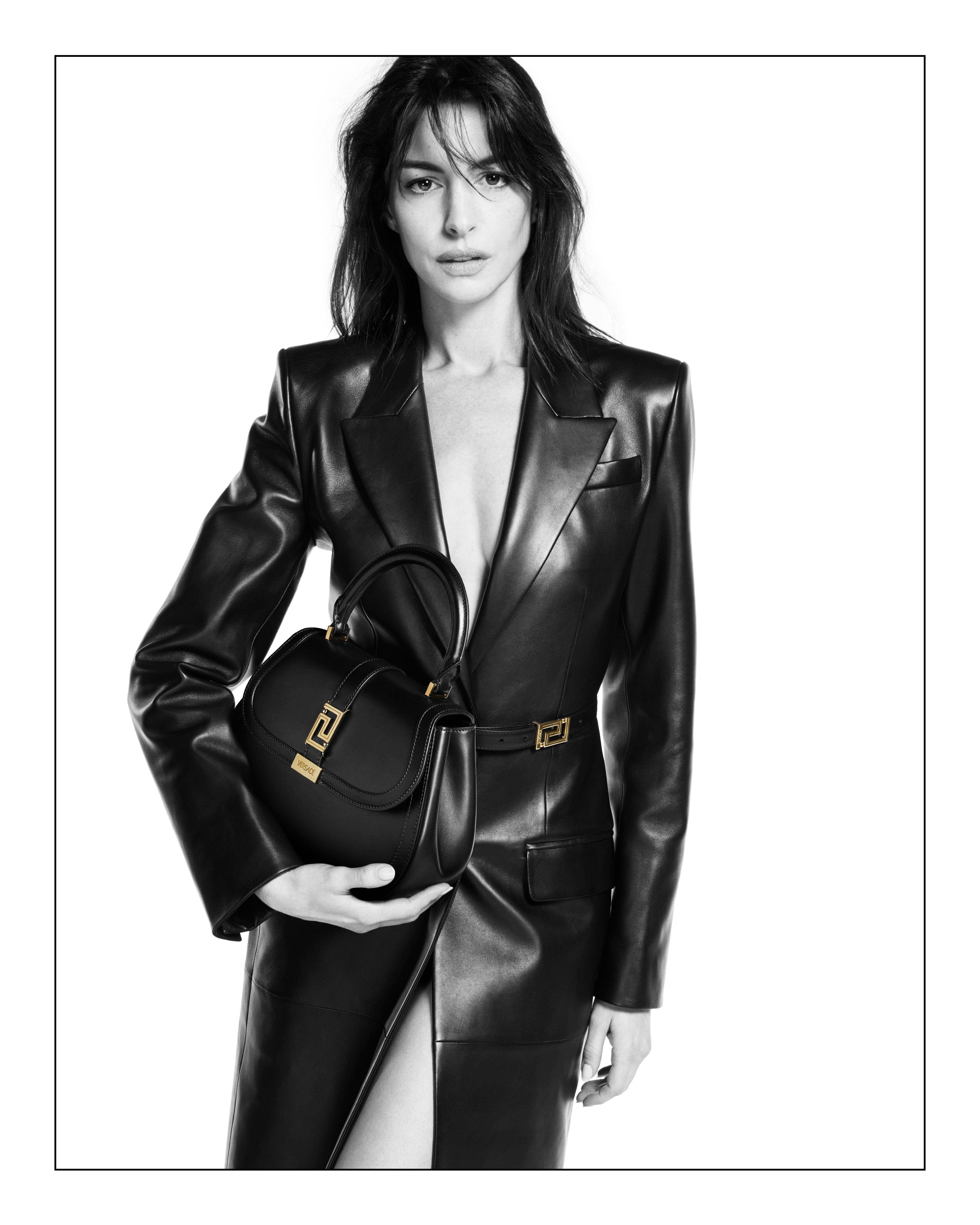 安海瑟薇露性感沙漏腰线！“人间Versace”黑皮衣搭希腊回纹包状态惊艳 名人名流 图1张
