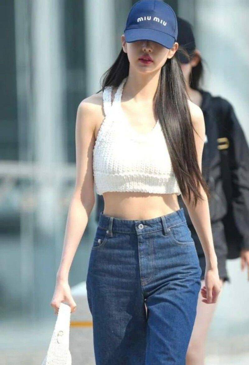 张员瑛甜酷少女风穿搭解析　微高领胸口挖洞粉直呼：漂亮姐姐 最新资讯 图1张