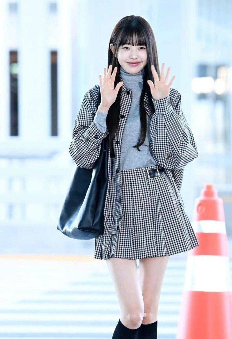 张员瑛甜酷少女风穿搭解析　微高领胸口挖洞粉直呼：漂亮姐姐 最新资讯 图2张