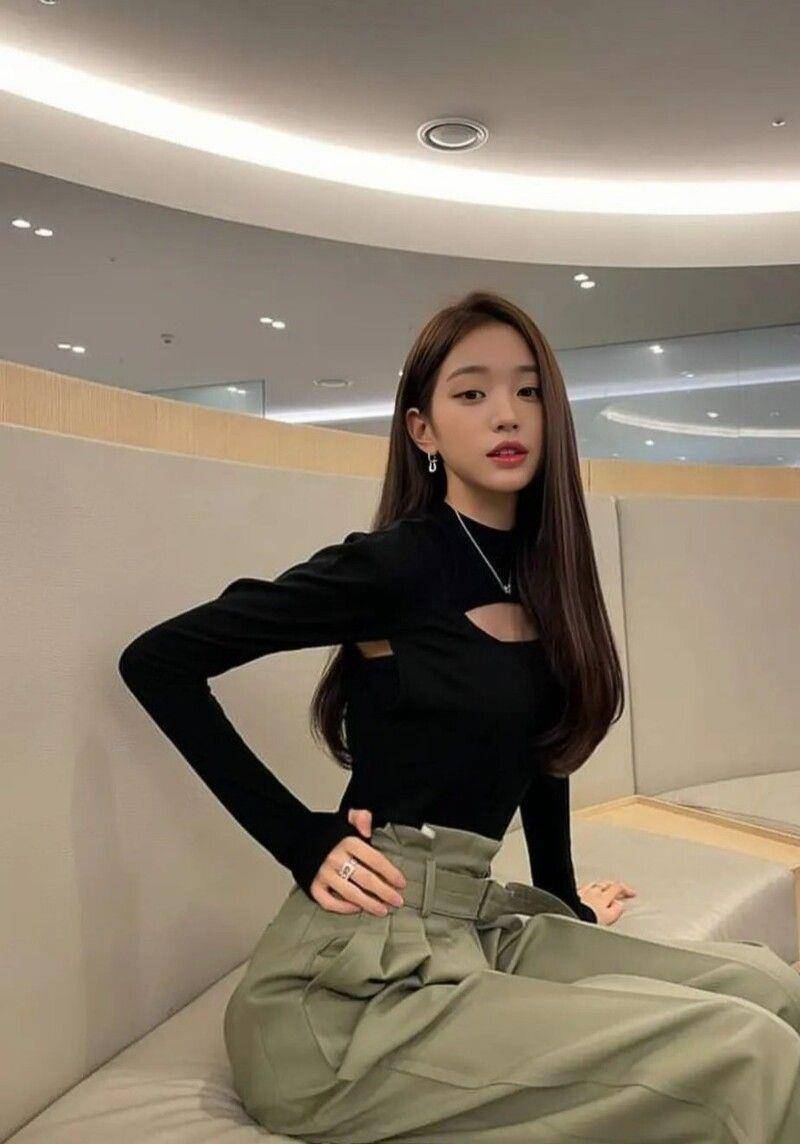 张员瑛甜酷少女风穿搭解析　微高领胸口挖洞粉直呼：漂亮姐姐 最新资讯 图4张