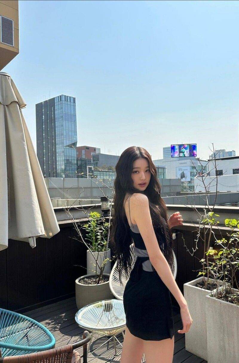 张员瑛甜酷少女风穿搭解析　微高领胸口挖洞粉直呼：漂亮姐姐 最新资讯 图7张