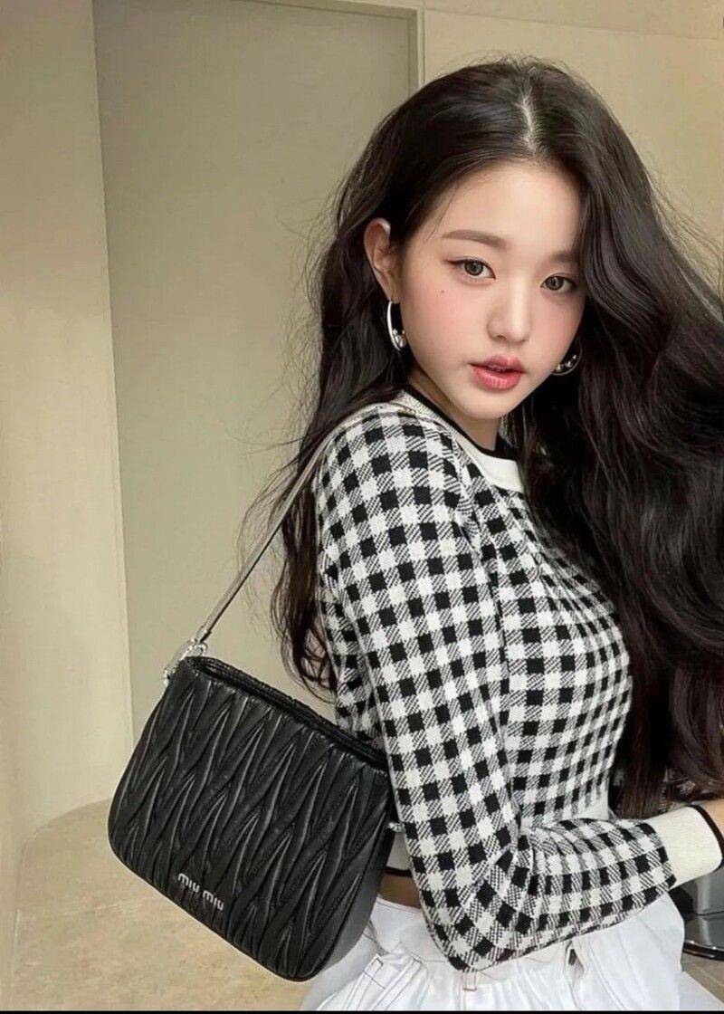 张员瑛甜酷少女风穿搭解析　微高领胸口挖洞粉直呼：漂亮姐姐 最新资讯 图6张