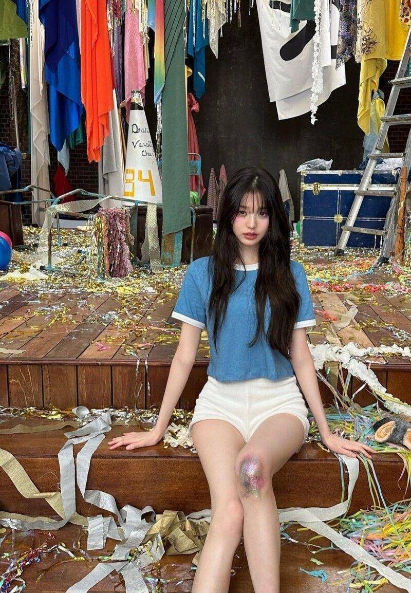 张员瑛甜酷少女风穿搭解析　微高领胸口挖洞粉直呼：漂亮姐姐 最新资讯 图9张