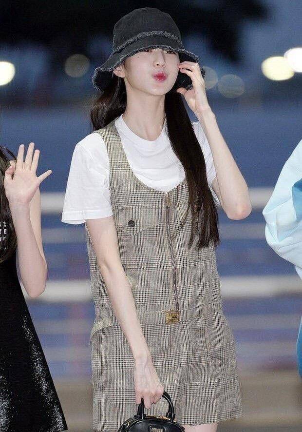 张员瑛甜酷少女风穿搭解析　微高领胸口挖洞粉直呼：漂亮姐姐 最新资讯 图10张