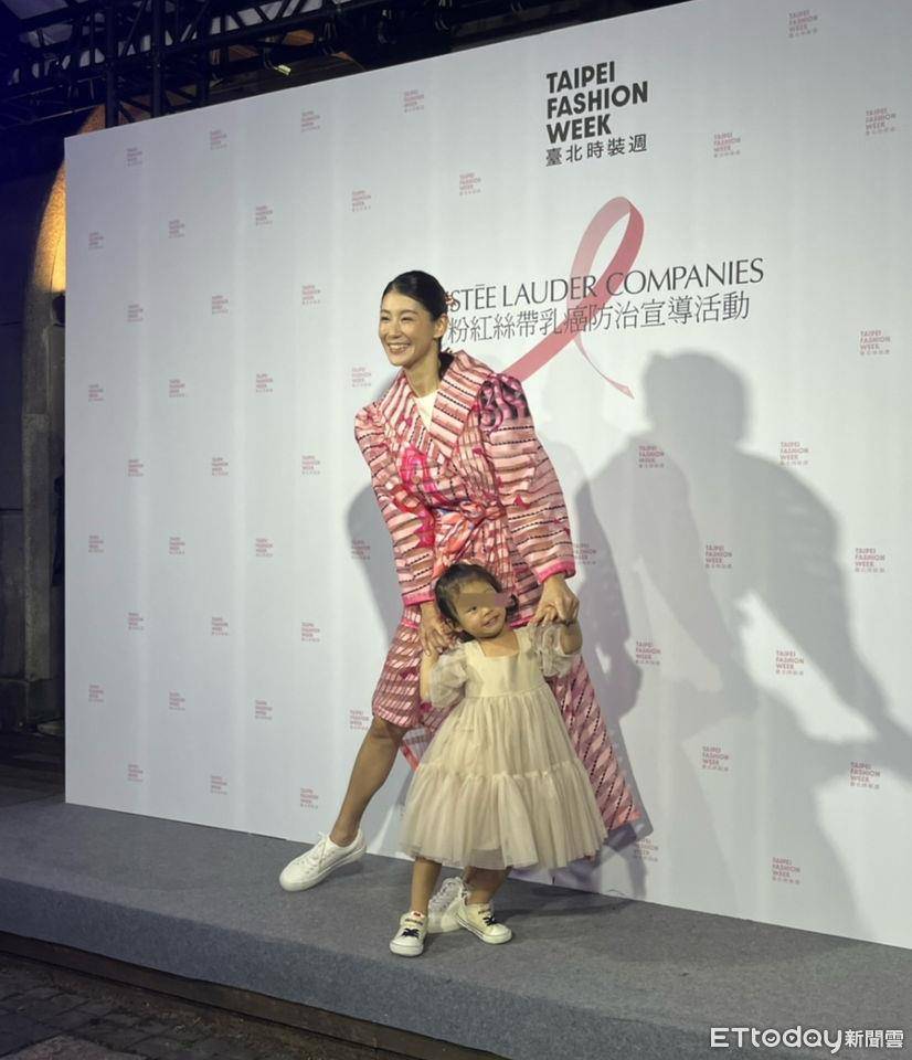 李晶晶带13岁女儿跑趴为“粉红丝带”　刘品言、谢欣颖合体相挺 时尚穿搭 图5张