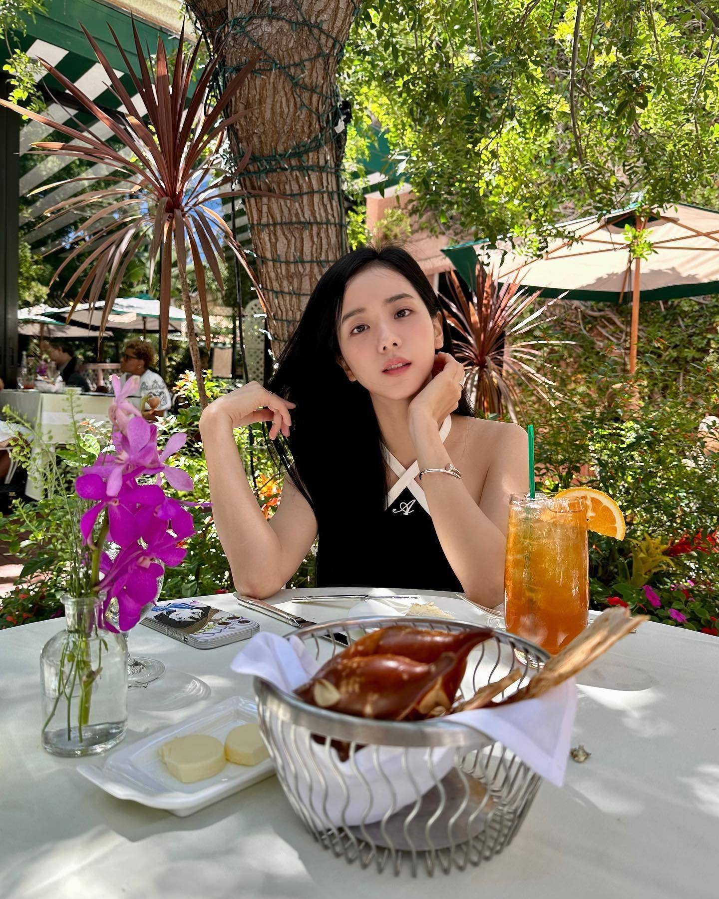 Jisoo比佛利豪奢饭店享美食　亮一手卡地亚珠宝当贵妇 时尚穿搭 图1张