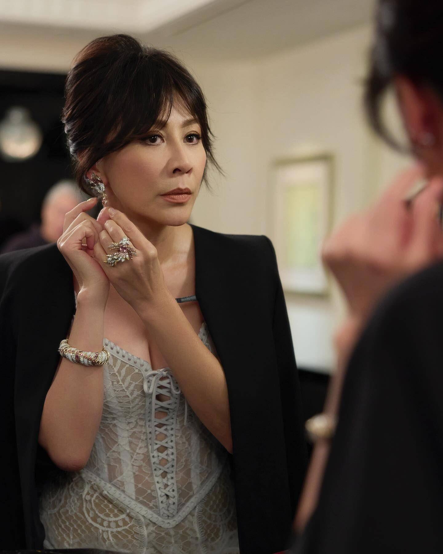 刘嘉玲透视马甲大露事业线　甜蜜勾梁朝伟挺Tiffany 奢侈品牌 图4张