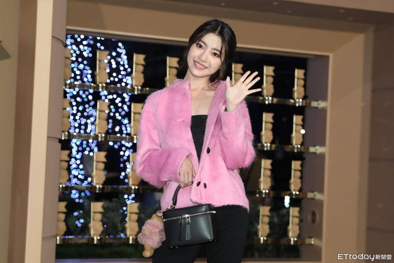 李㼈、王中平高颜值女儿为Max Mara同台　邱以太看上泰迪熊大衣喊妈妈支援 名人名流 图3张