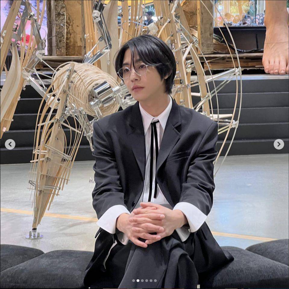 安孝燮变“禁欲系男神”帅炸！戴银框眼镜书卷气立刻上身 时尚穿搭 图2张