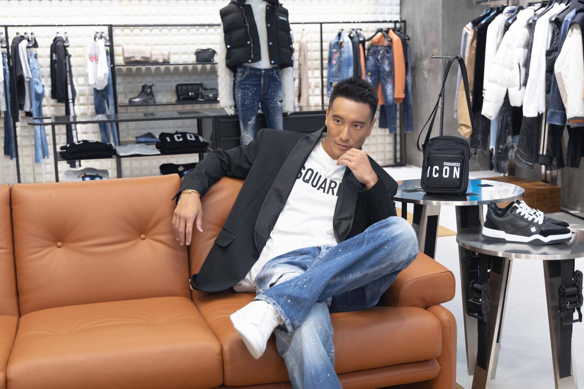 王阳明帅挺DSQUARED2“自曝T恤破百件”　锁定粉色单品是为“她” 时尚穿搭 图2张